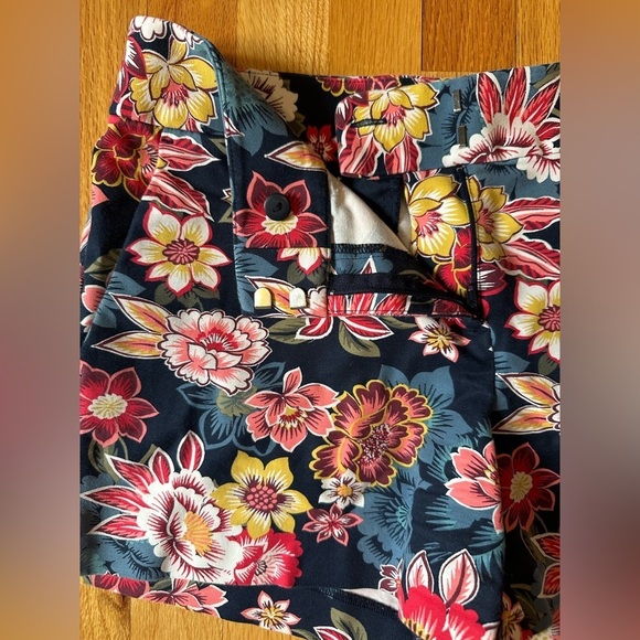 LOFT Floral Cotton Riviera Shorts Navy & Red Size 4 - Picture 2 of 8